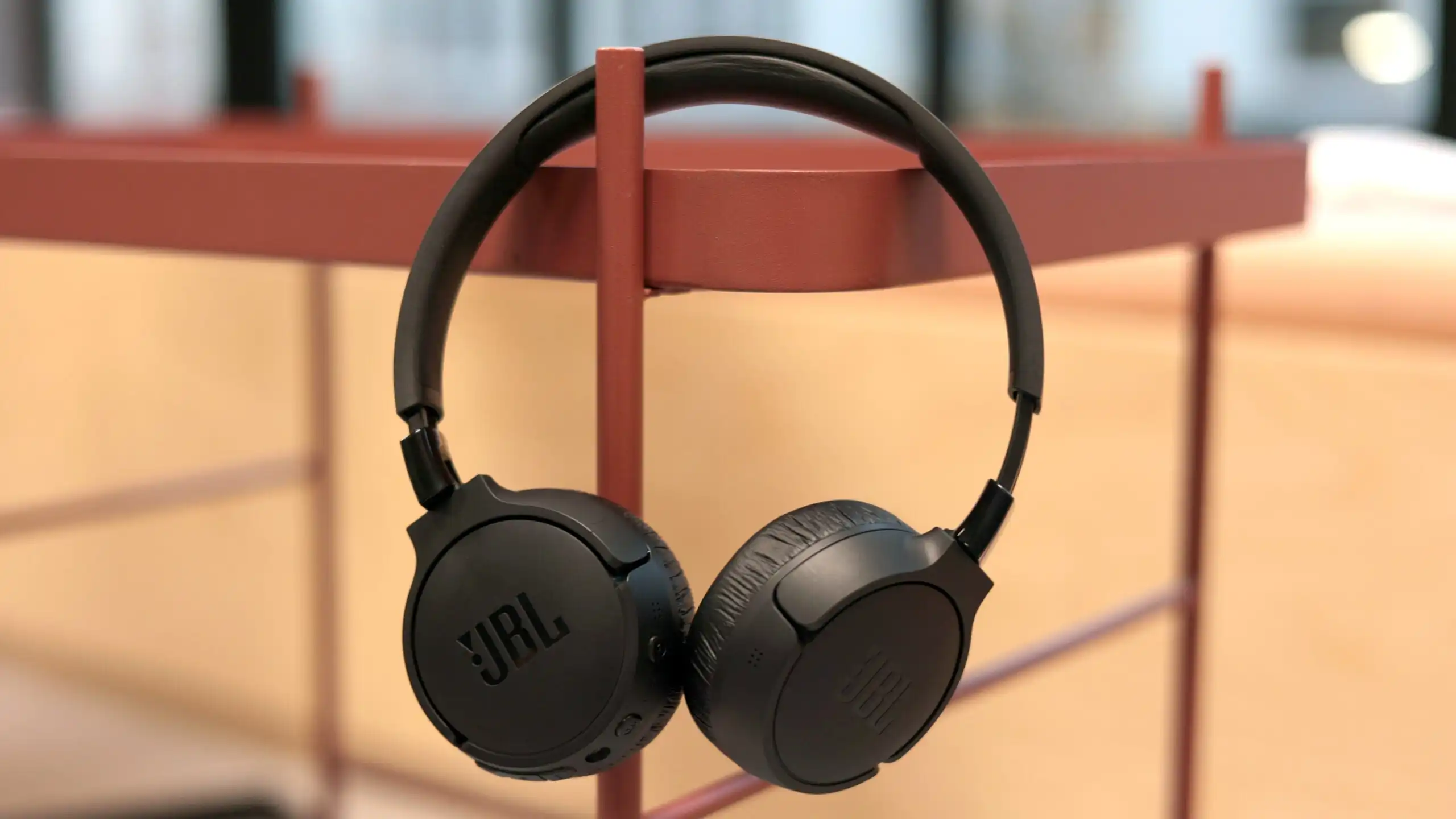 هدفون جی بی ال JBL Tune 670NC Wireless Headphones 1 هدفون جی بی ال JBL Tune 670NC Wireless On-Ear Headphones